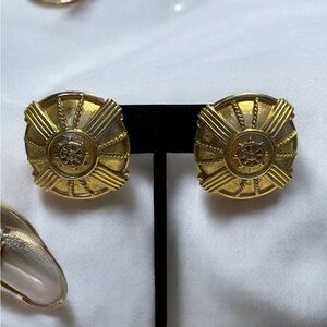 Vintage Guy Laroche Paris Gold Tone Ship Wheel Clip Earrings 1-1/4”